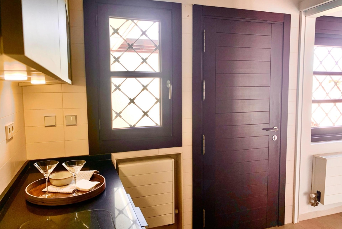 Maravillosa villa adosada en primera línea de golf con piscina privada .