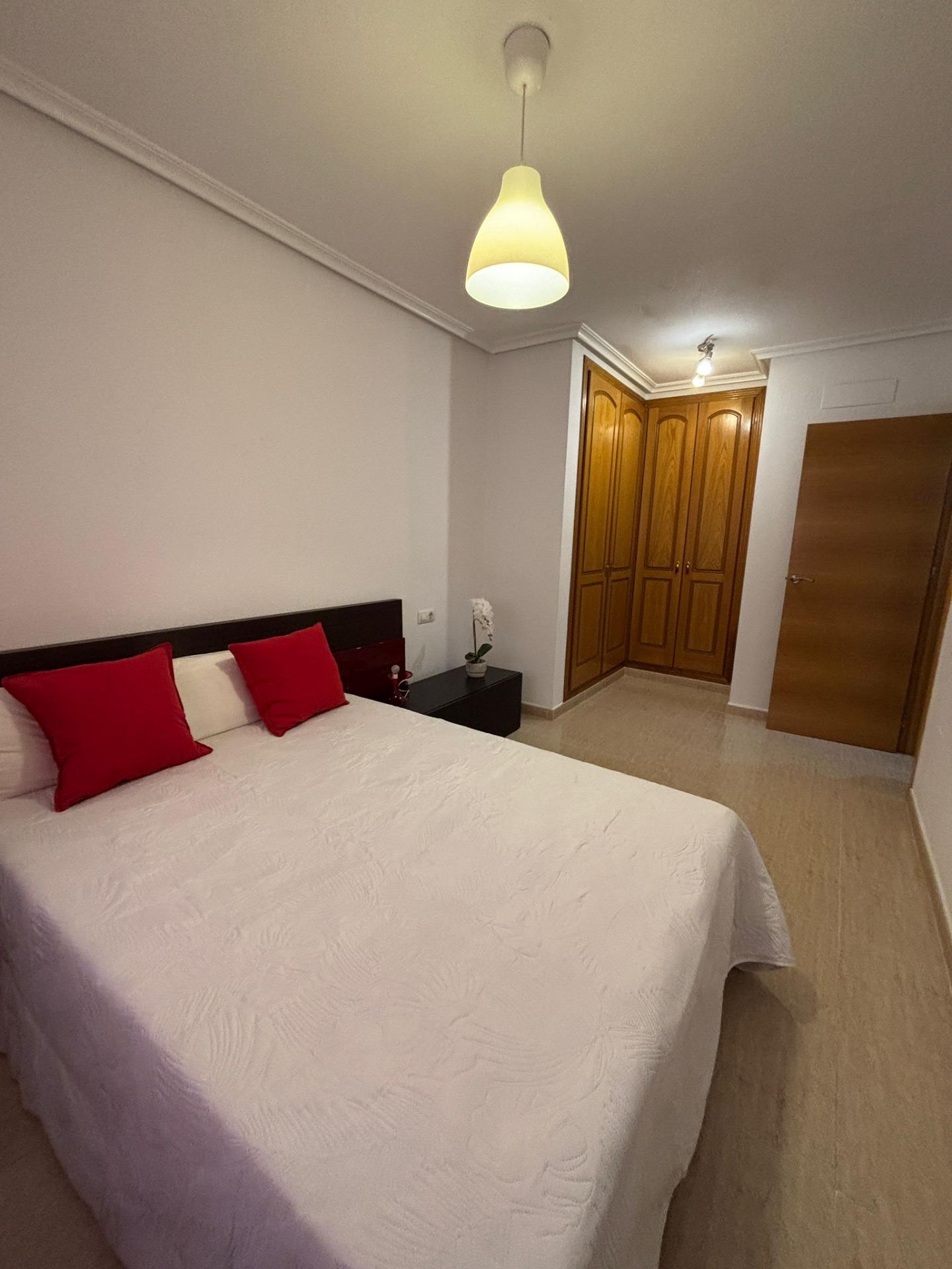 Charmant West-Facing Appartement in het hart van Torrevieja, garage optioneel