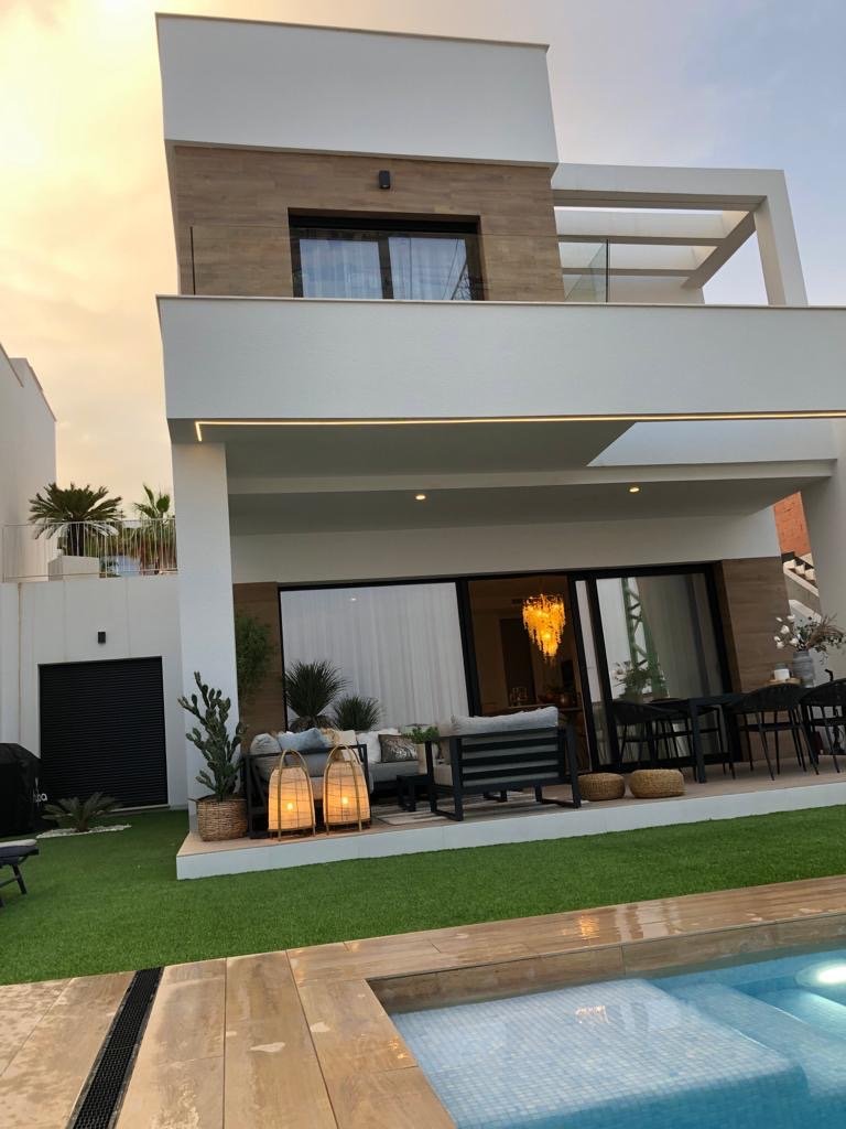 VILLA TE KOOP IN FINESTRAT