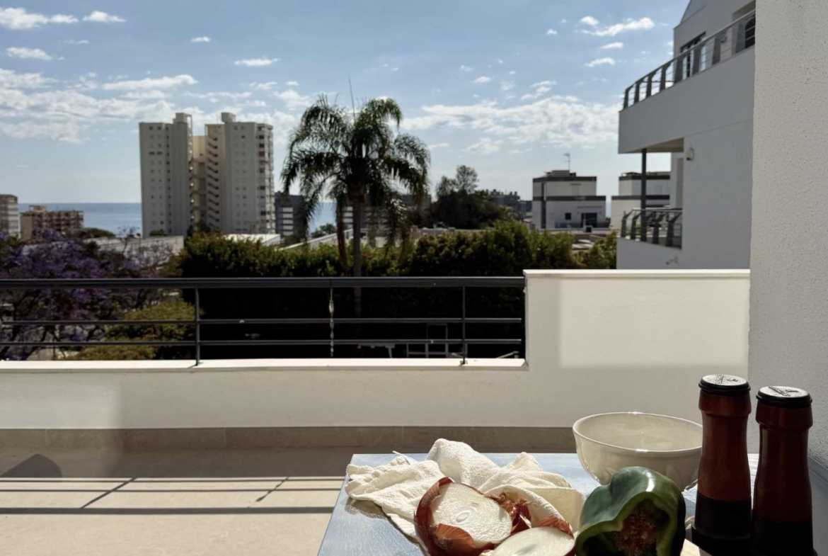 Oasis Mediterráneo en Playa de San Juan: Elegancia y Confort a Pasos del Mar
