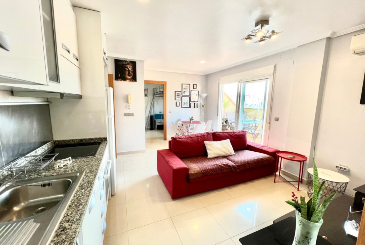 Penthouse met 30m2 terras. Zuidwaarts. 400m van het strand. Toeristenvergunning. Centrale locatie.