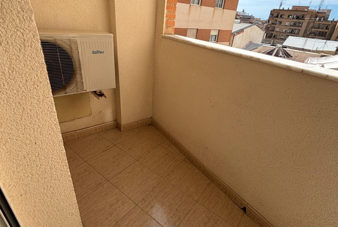 Charmant West-Facing Appartement in het hart van Torrevieja, garage optioneel