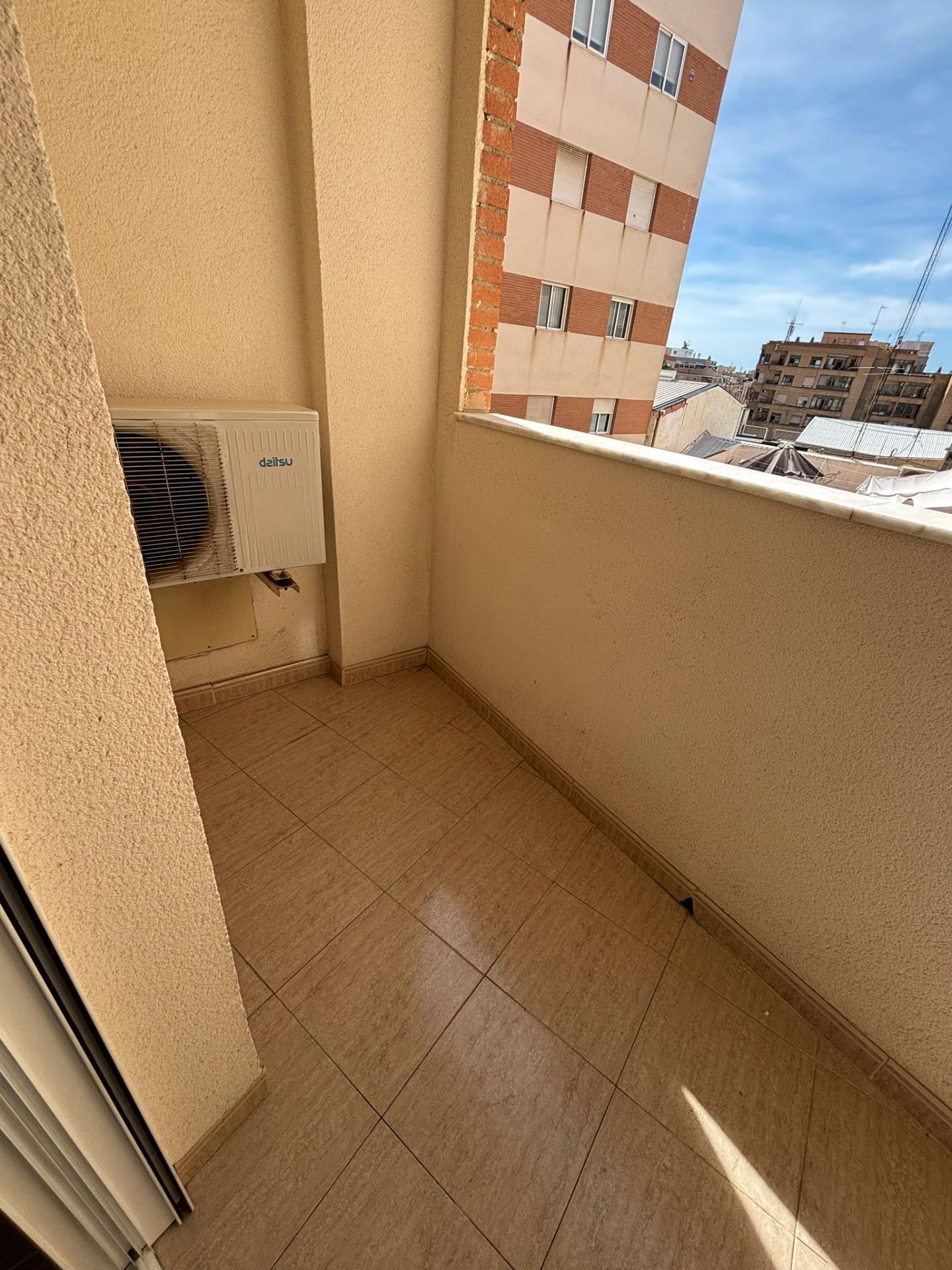 Charmant West-Facing Appartement in het hart van Torrevieja, garage optioneel