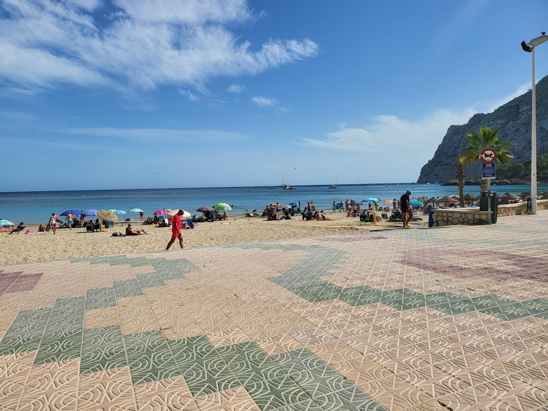 6-9-42 Unique opportunity in Calpe: beachfront restaurant ready to operate