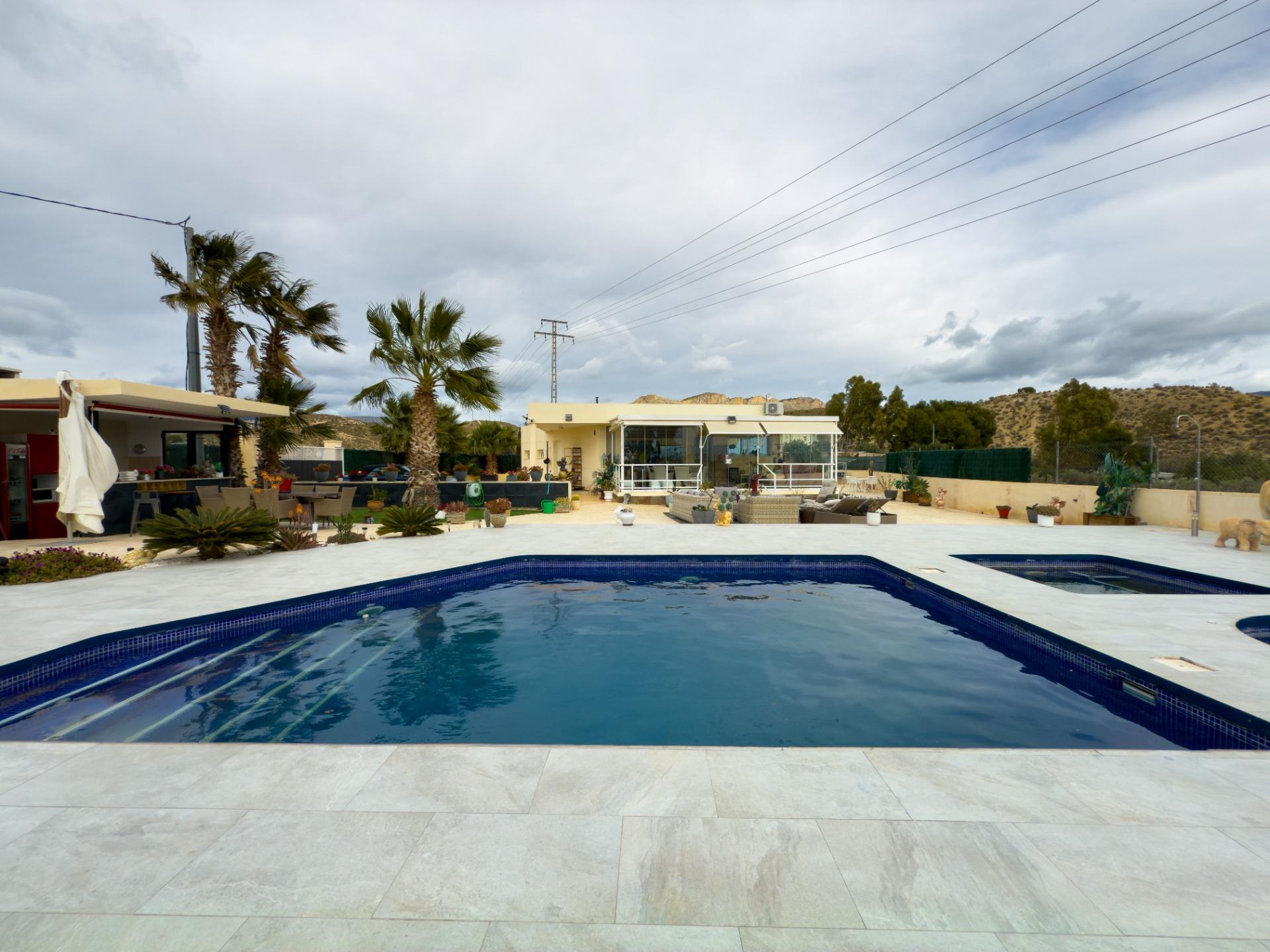 Spacious recently renovated villa with 3,600 m2 of plot and private pool