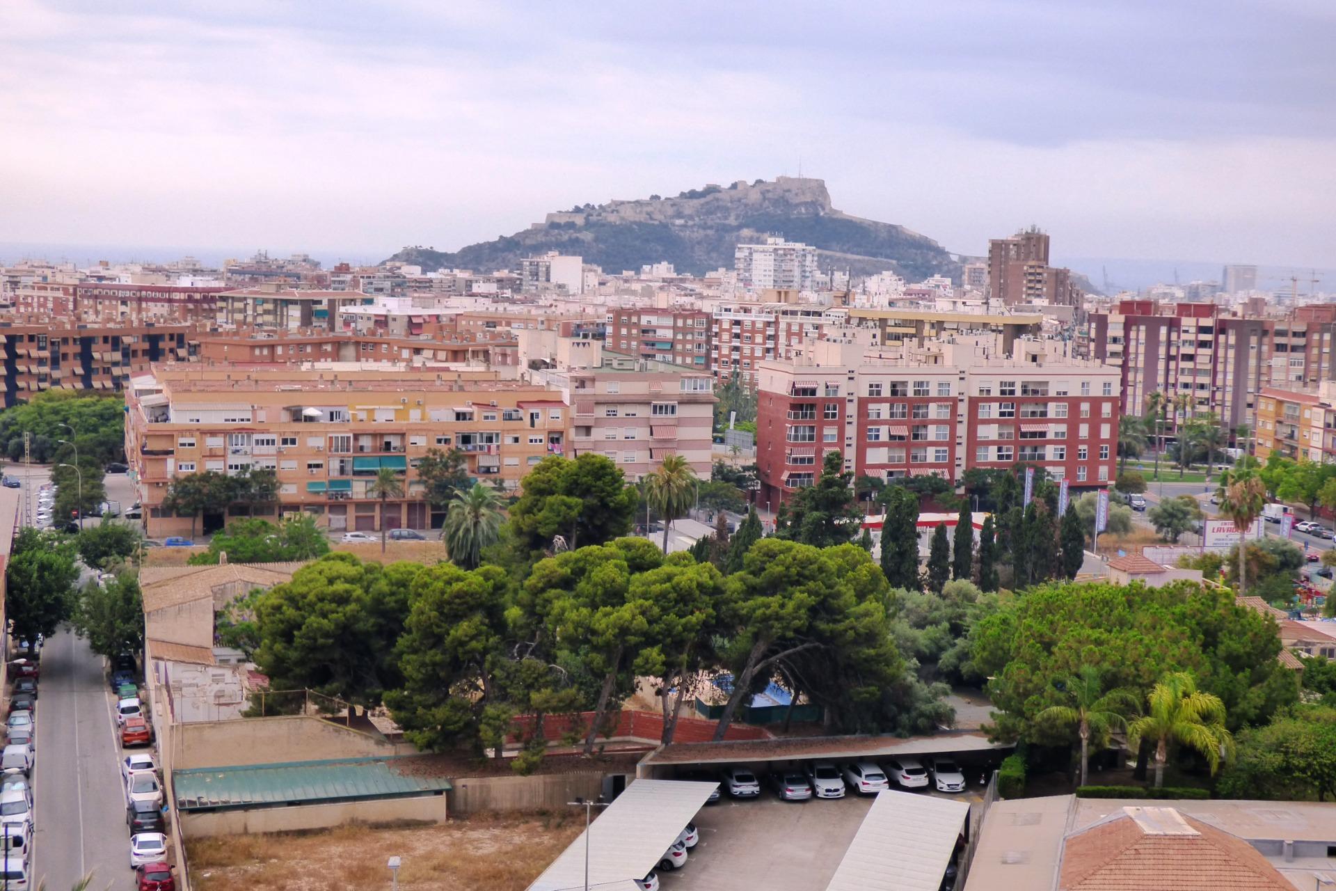 Excepcional ático con Espectaculares Vistas al Mar y al Castillo de Santa Bárbara