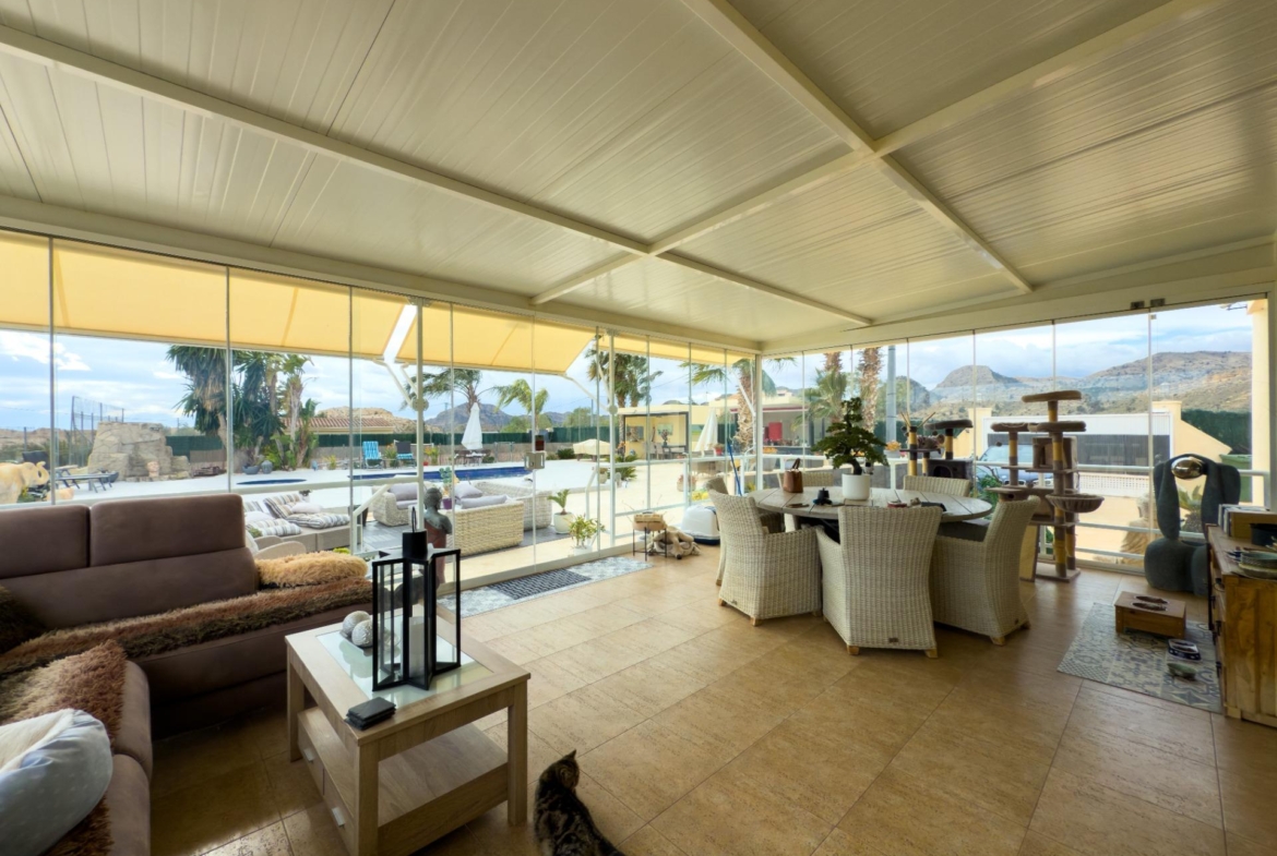 Spacious recently renovated villa with 3,600 m2 of plot and private pool