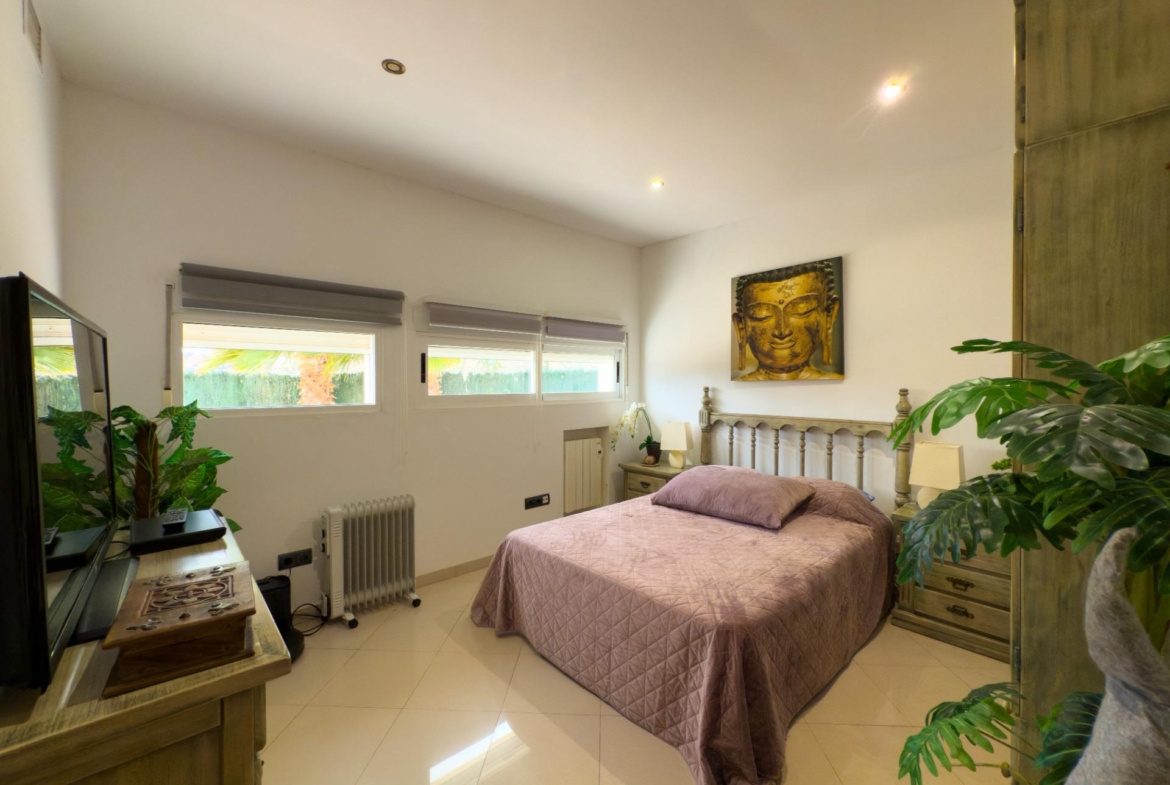 Spacious recently renovated villa with 3,600 m2 of plot and private pool