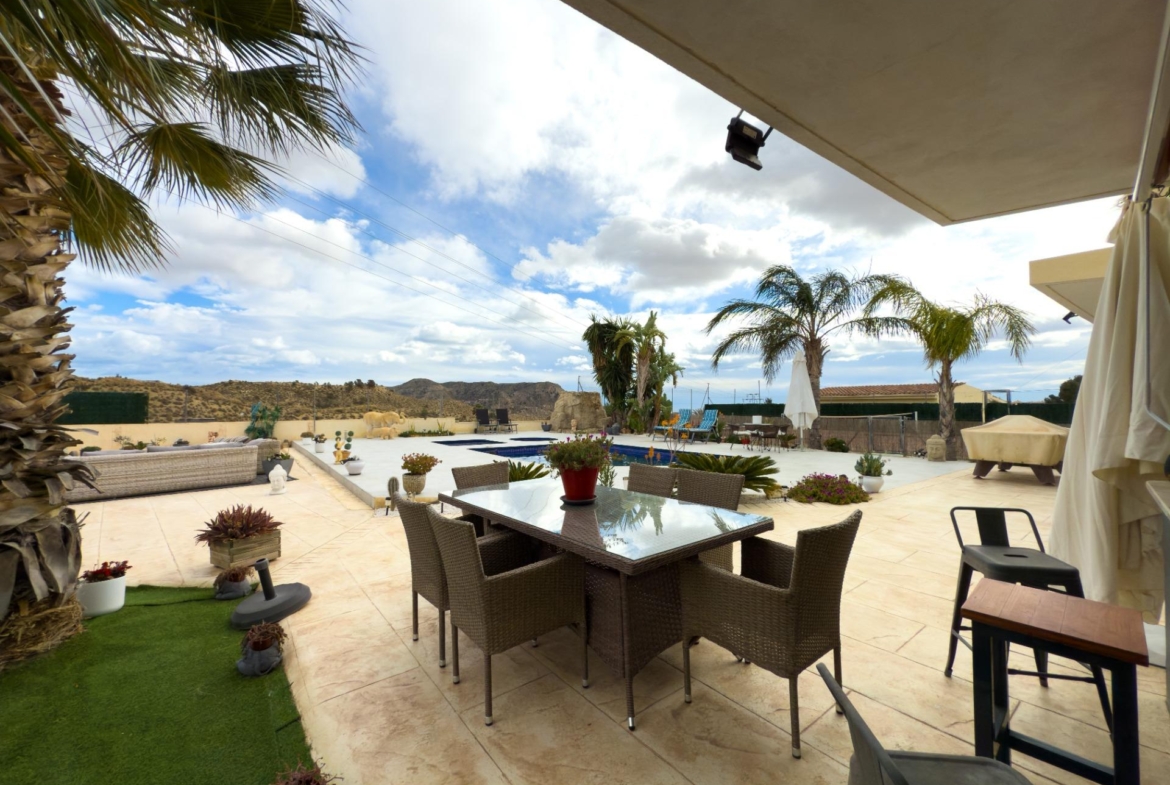 Spacious recently renovated villa with 3,600 m2 of plot and private pool