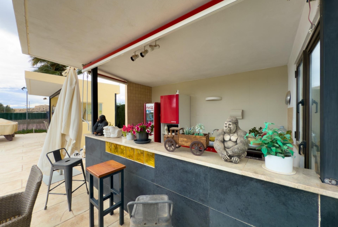 Spacious recently renovated villa with 3,600 m2 of plot and private pool