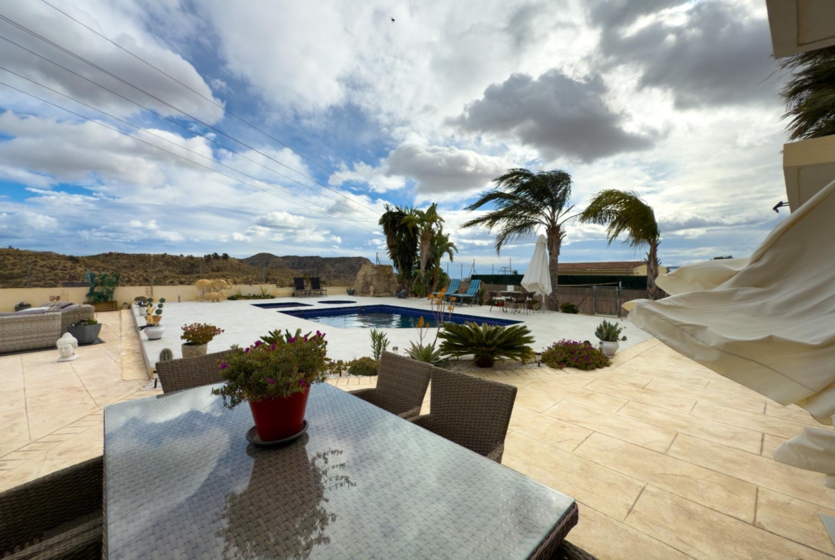 Spacious recently renovated villa with 3,600 m2 of plot and private pool