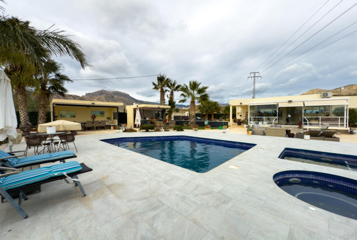 Spacious recently renovated villa with 3,600 m2 of plot and private pool