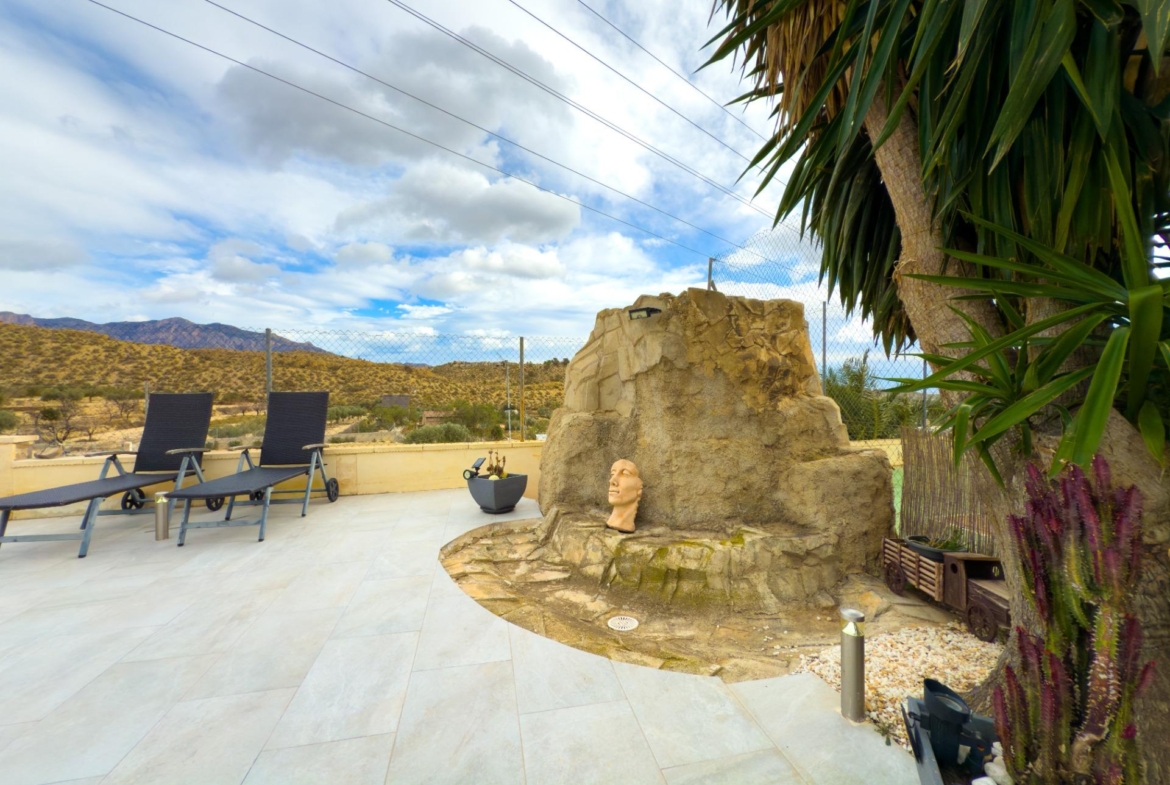 Spacious recently renovated villa with 3,600 m2 of plot and private pool