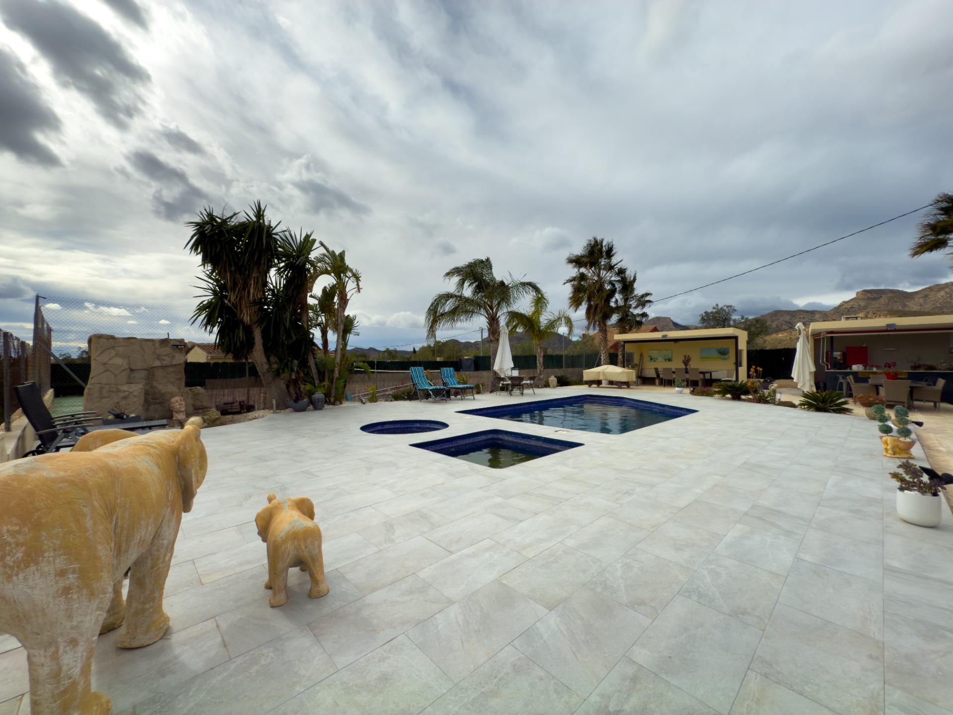 Spacious recently renovated villa with 3,600 m2 of plot and private pool