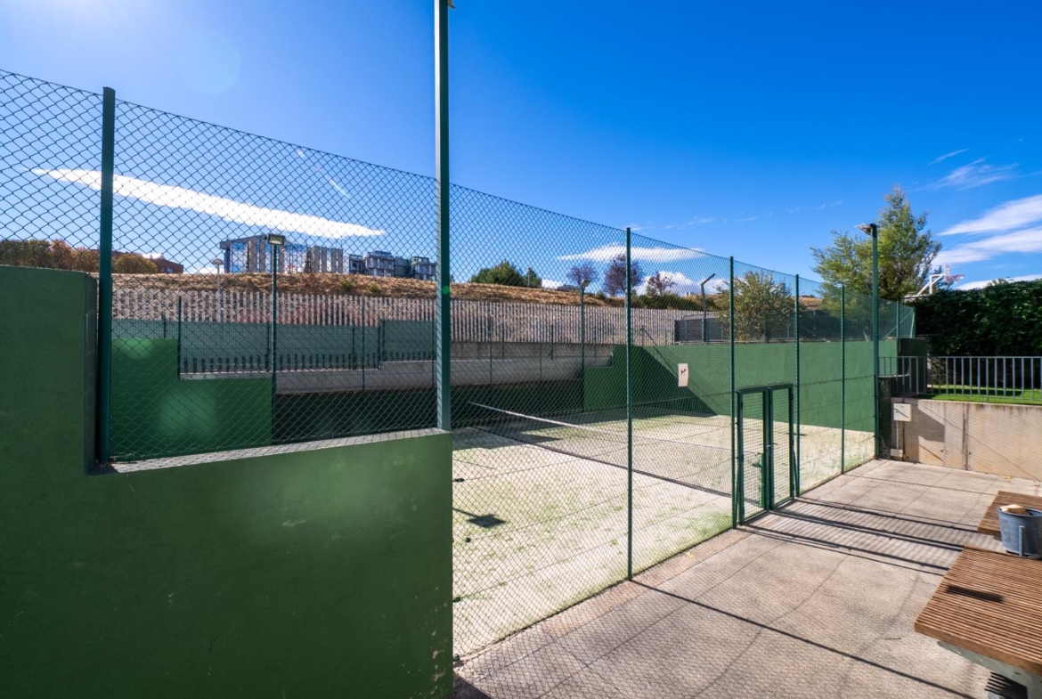 ESPECTACULAR VIVIENDA CON VISTAS PANORÁMICAS EN VIRGEN DEL CORTIJO – MANOTERAS, MADRID