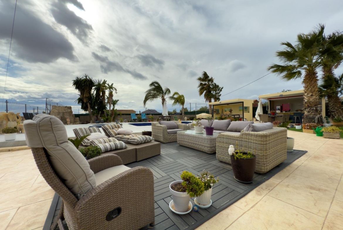 Spacious recently renovated villa with 3,600 m2 of plot and private pool