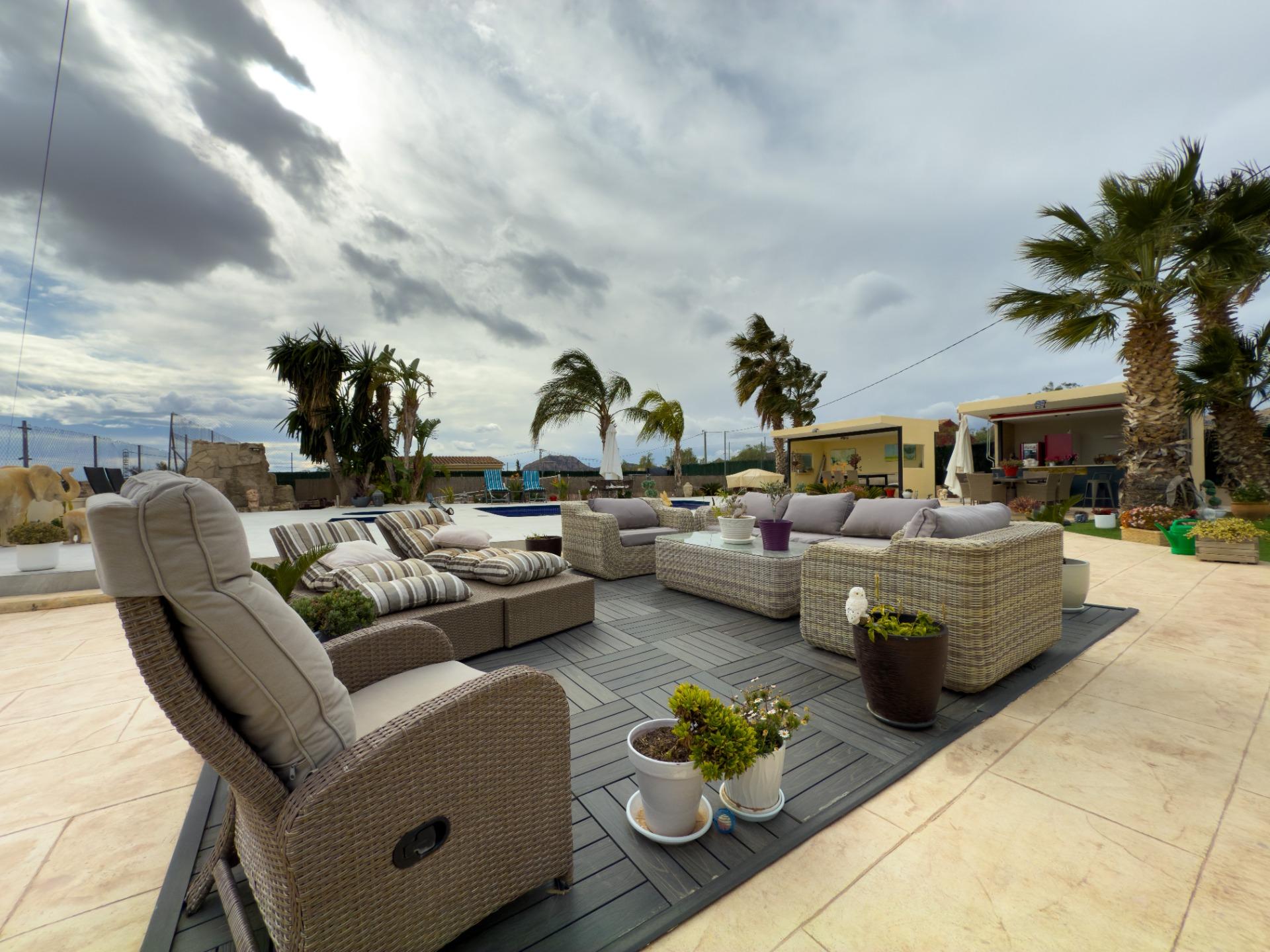 Spacious recently renovated villa with 3,600 m2 of plot and private pool