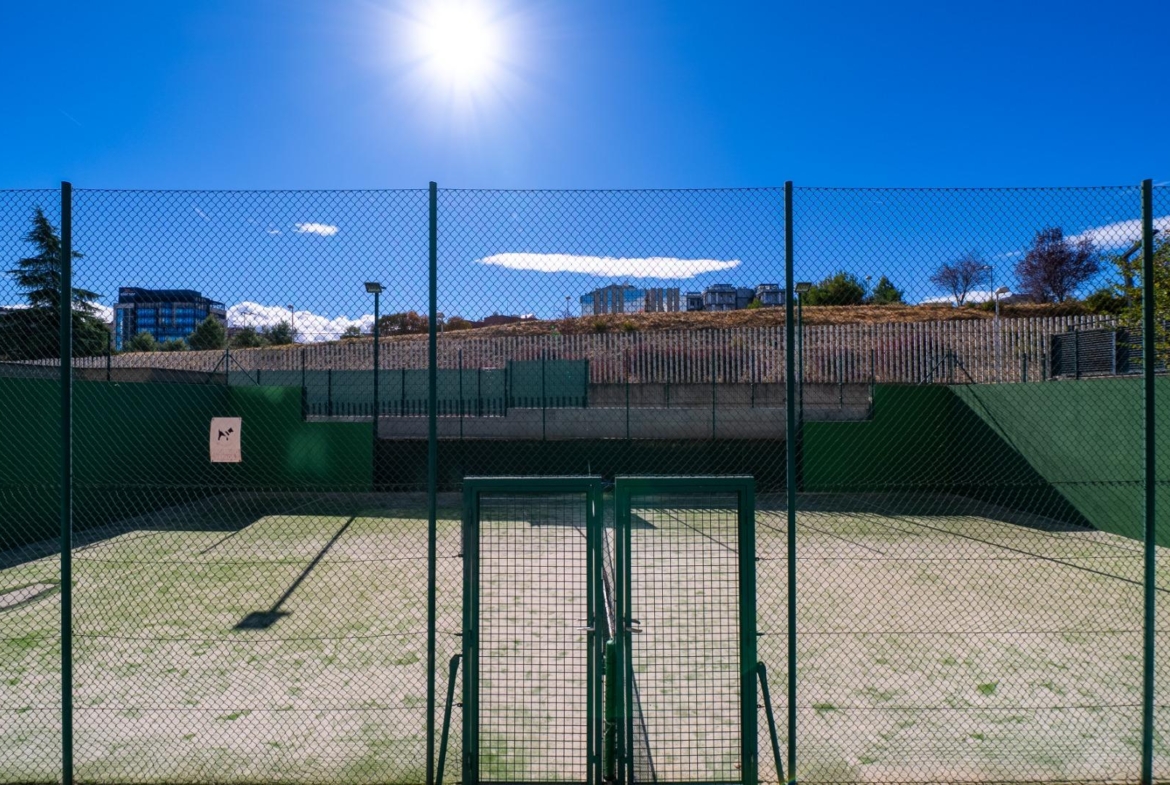 ESPECTACULAR VIVIENDA CON VISTAS PANORÁMICAS EN VIRGEN DEL CORTIJO – MANOTERAS, MADRID