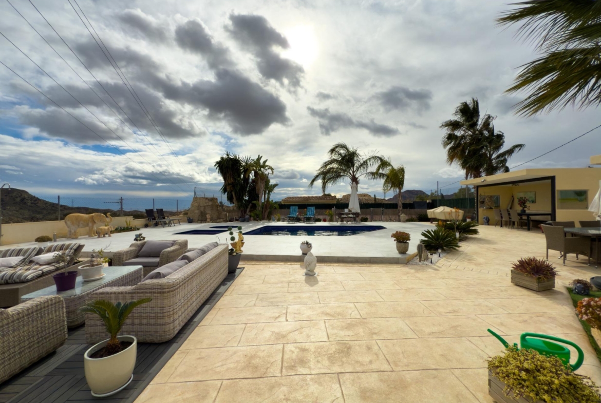 Spacious recently renovated villa with 3,600 m2 of plot and private pool
