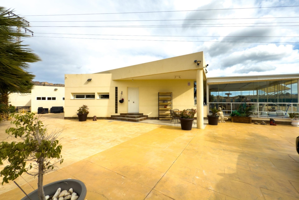 Spacious recently renovated villa with 3,600 m2 of plot and private pool