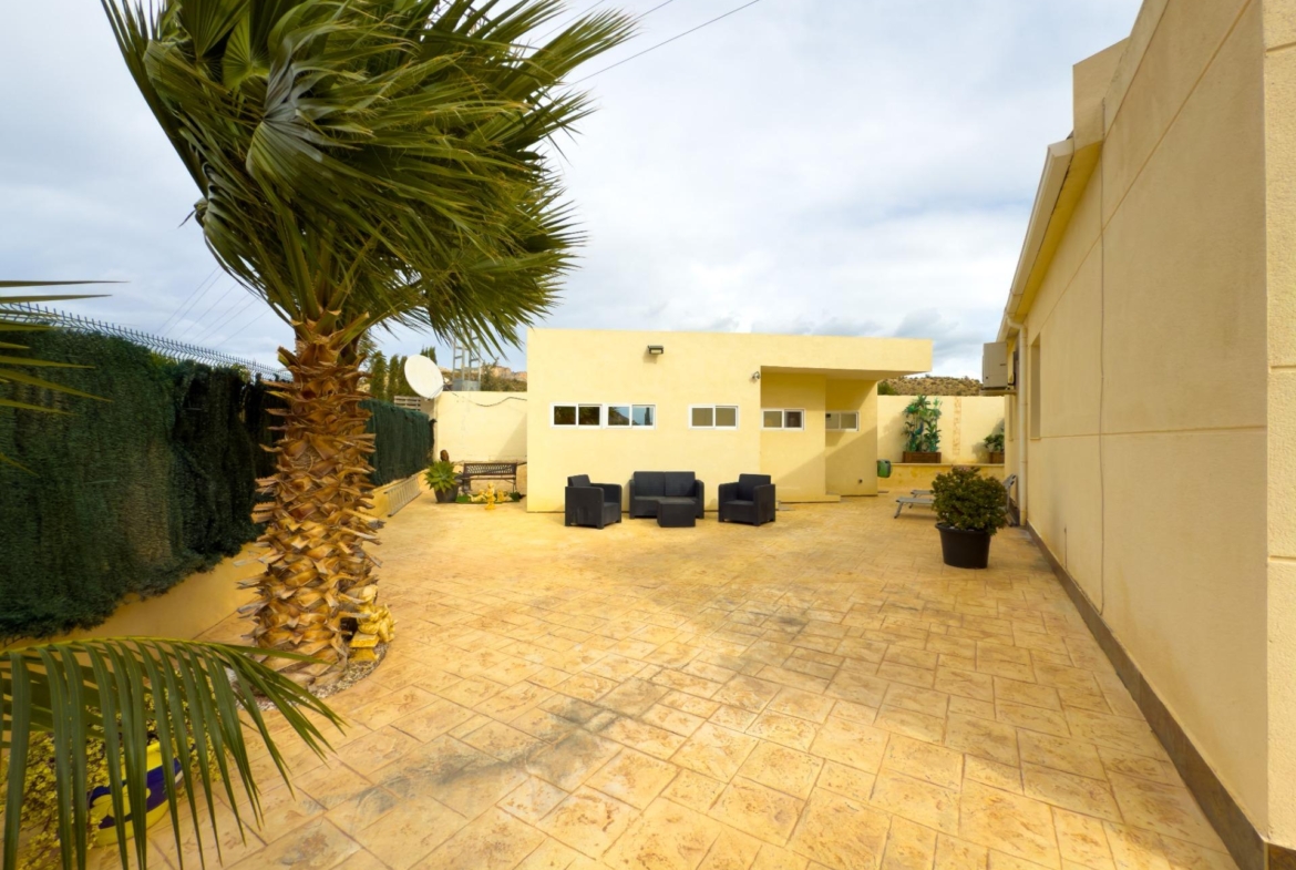 Spacious recently renovated villa with 3,600 m2 of plot and private pool