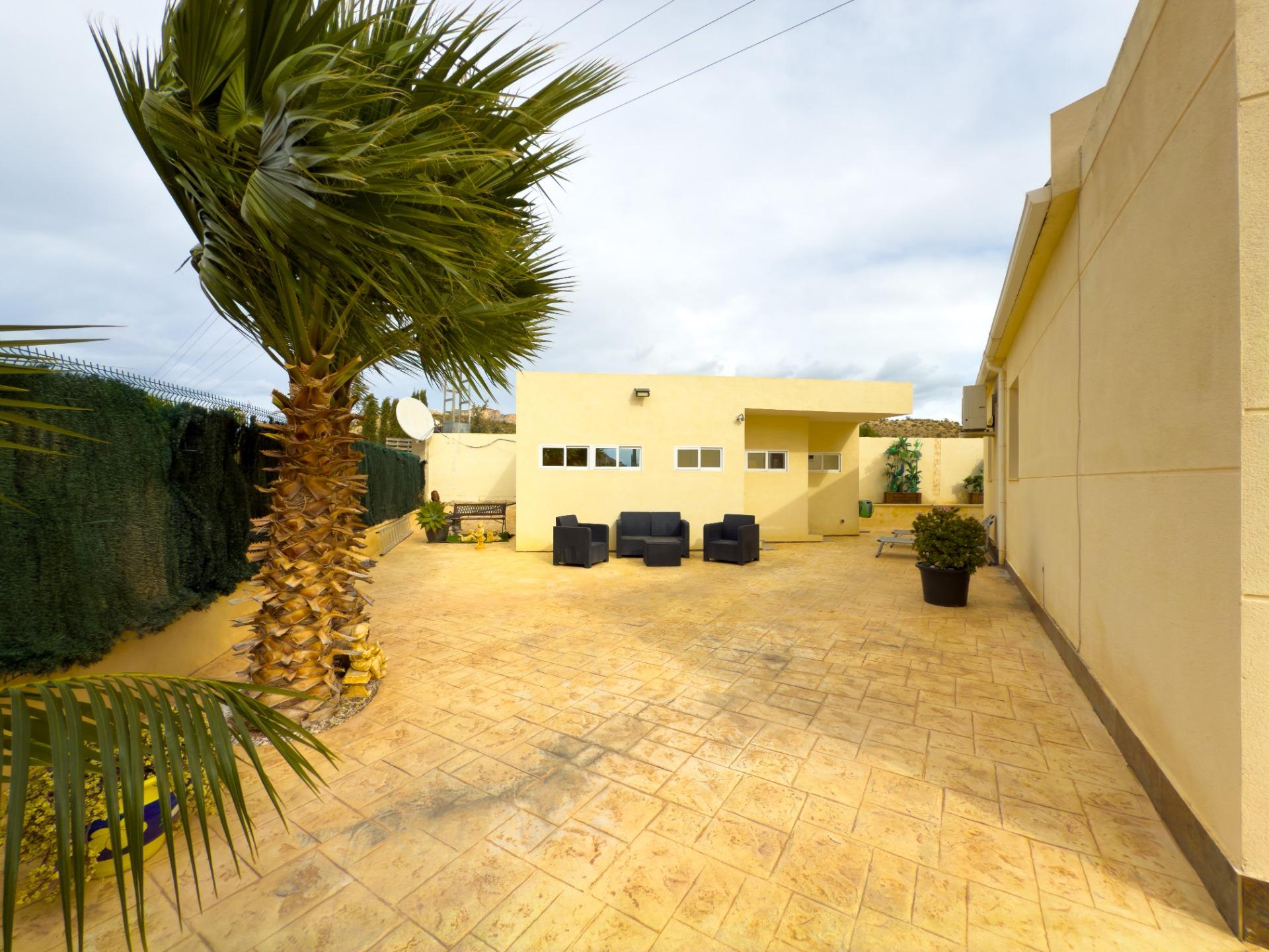 Spacious recently renovated villa with 3,600 m2 of plot and private pool
