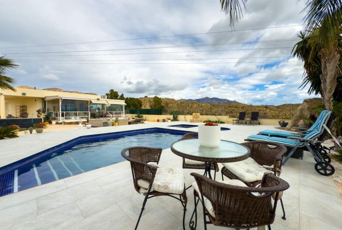 Spacious recently renovated villa with 3,600 m2 of plot and private pool