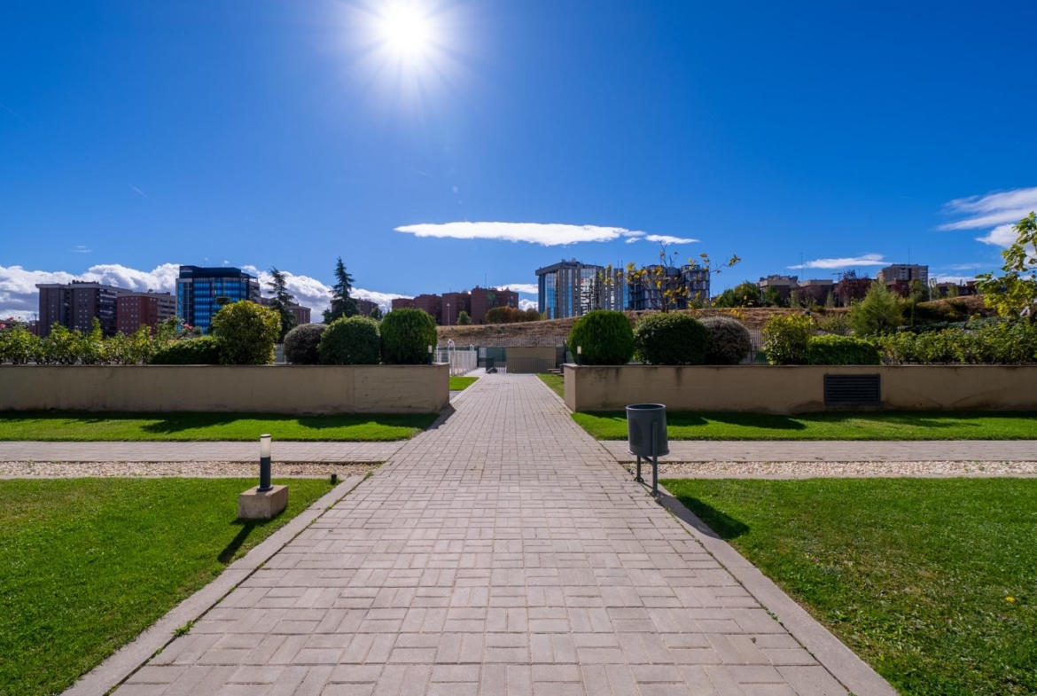 ESPECTACULAR VIVIENDA CON VISTAS PANORÁMICAS EN VIRGEN DEL CORTIJO – MANOTERAS, MADRID