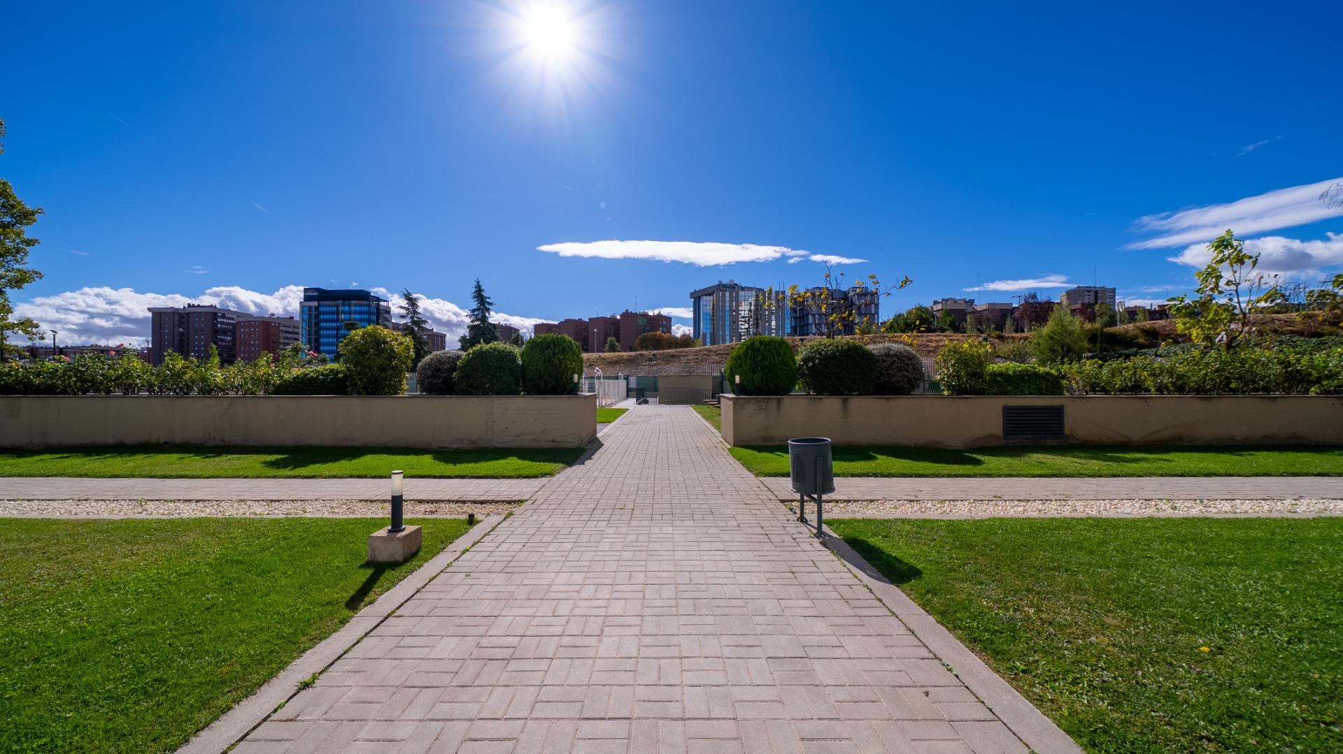 ESPECTACULAR VIVIENDA CON VISTAS PANORÁMICAS EN VIRGEN DEL CORTIJO – MANOTERAS, MADRID