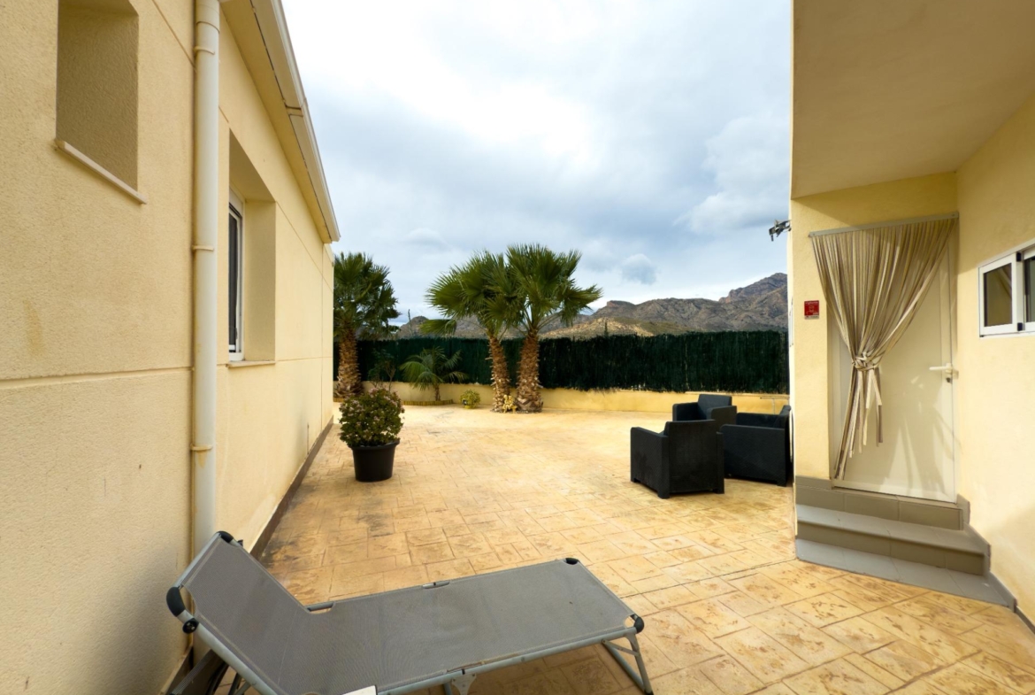 Spacious recently renovated villa with 3,600 m2 of plot and private pool