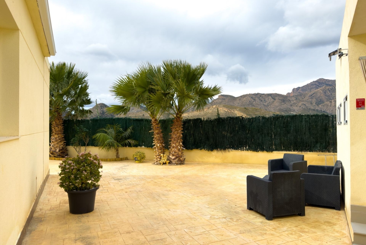 Spacious recently renovated villa with 3,600 m2 of plot and private pool