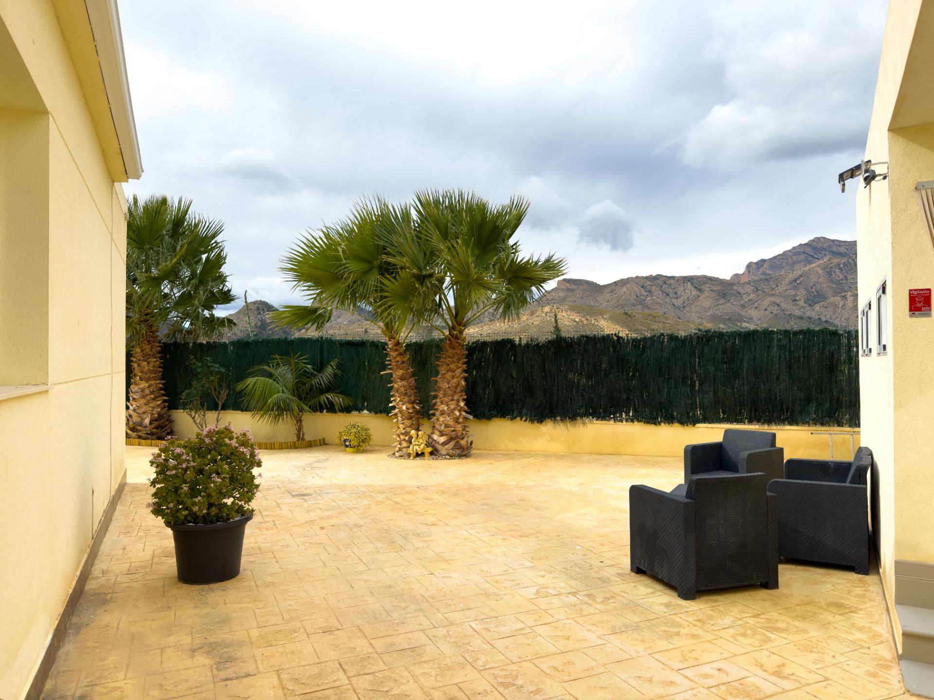Spacious recently renovated villa with 3,600 m2 of plot and private pool