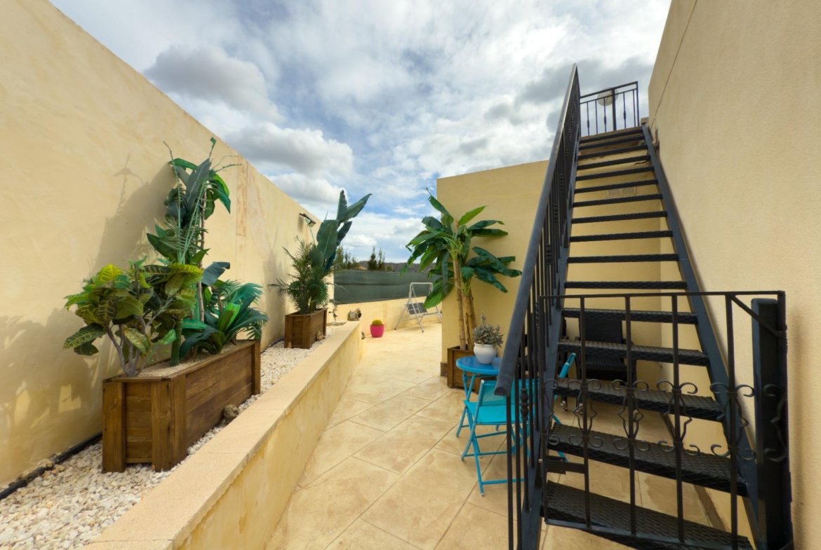 Spacious recently renovated villa with 3,600 m2 of plot and private pool