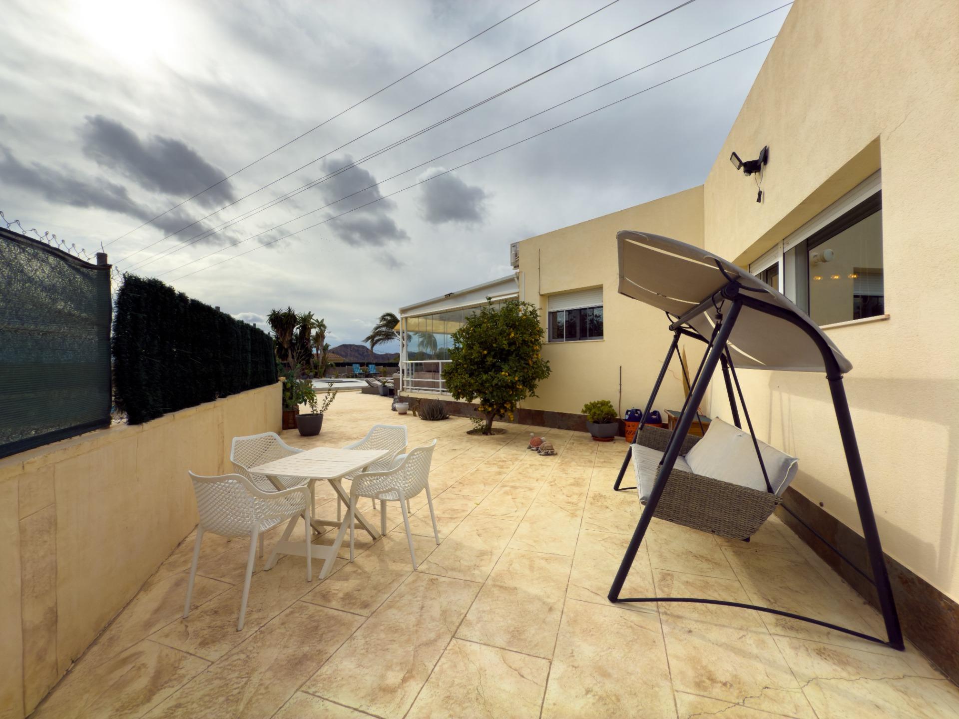 Spacious recently renovated villa with 3,600 m2 of plot and private pool