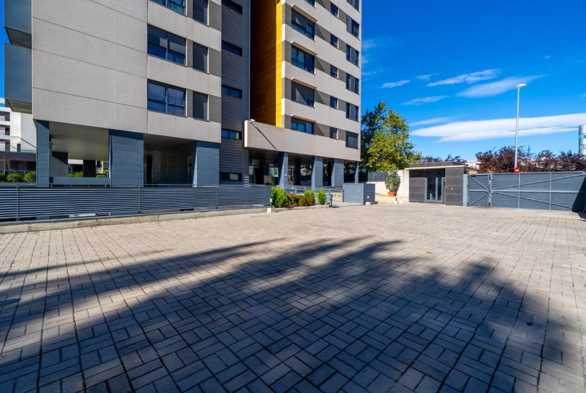 ESPECTACULAR VIVIENDA CON VISTAS PANORÁMICAS EN VIRGEN DEL CORTIJO – MANOTERAS, MADRID