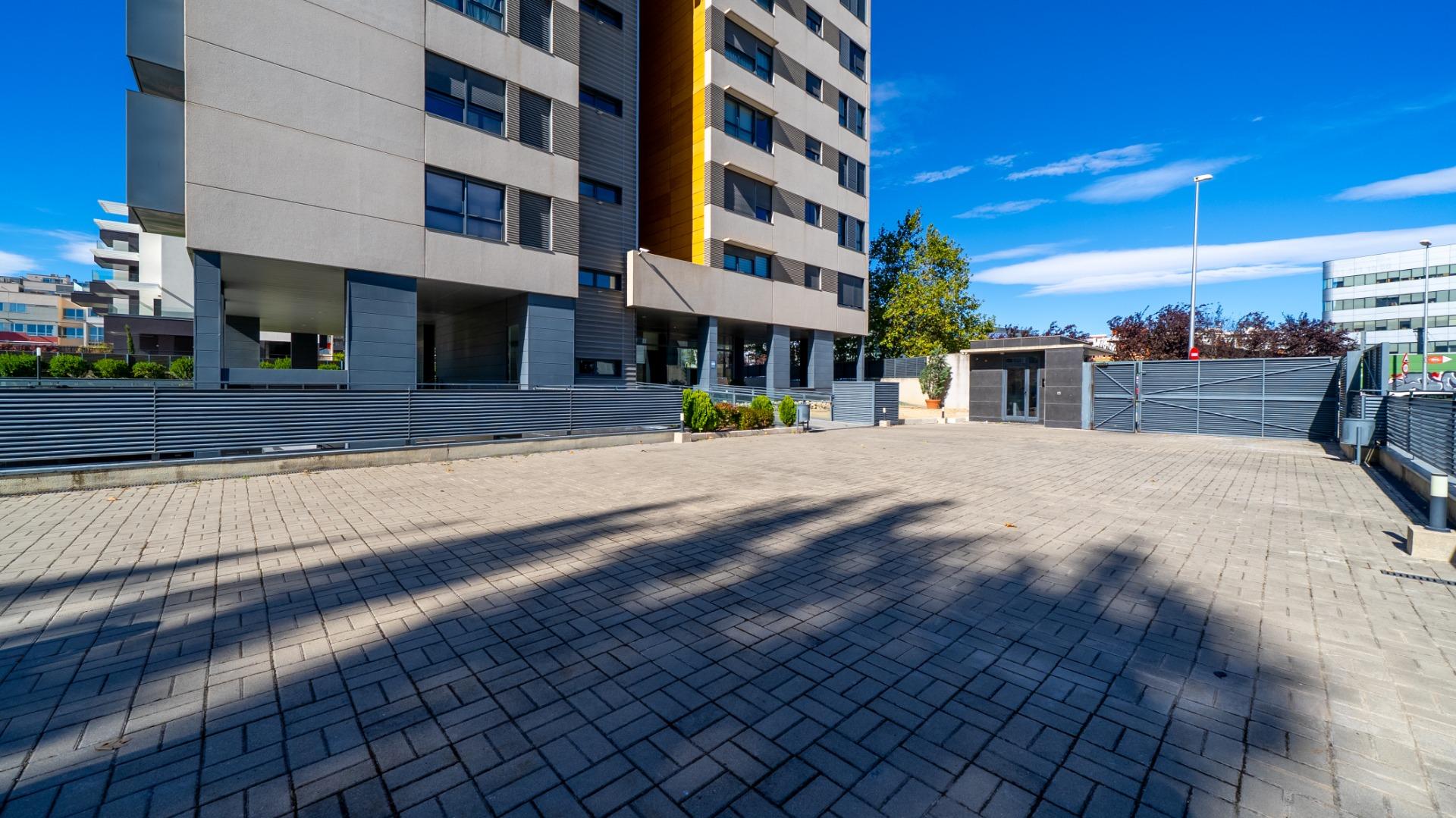 ESPECTACULAR VIVIENDA CON VISTAS PANORÁMICAS EN VIRGEN DEL CORTIJO – MANOTERAS, MADRID