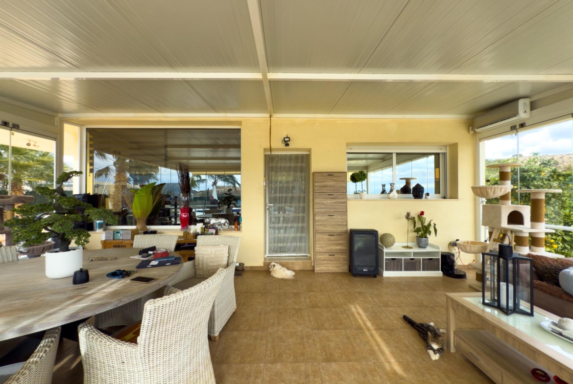 Spacious recently renovated villa with 3,600 m2 of plot and private pool