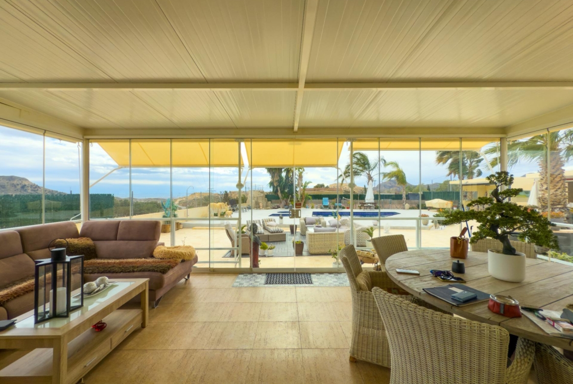 Spacious recently renovated villa with 3,600 m2 of plot and private pool