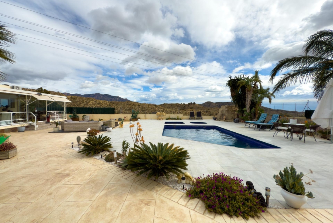 Spacious recently renovated villa with 3,600 m2 of plot and private pool