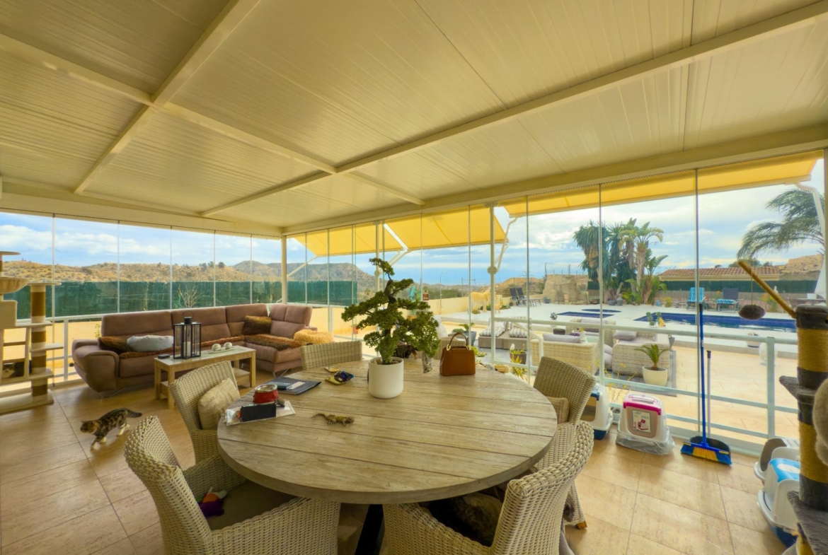 Spacious recently renovated villa with 3,600 m2 of plot and private pool