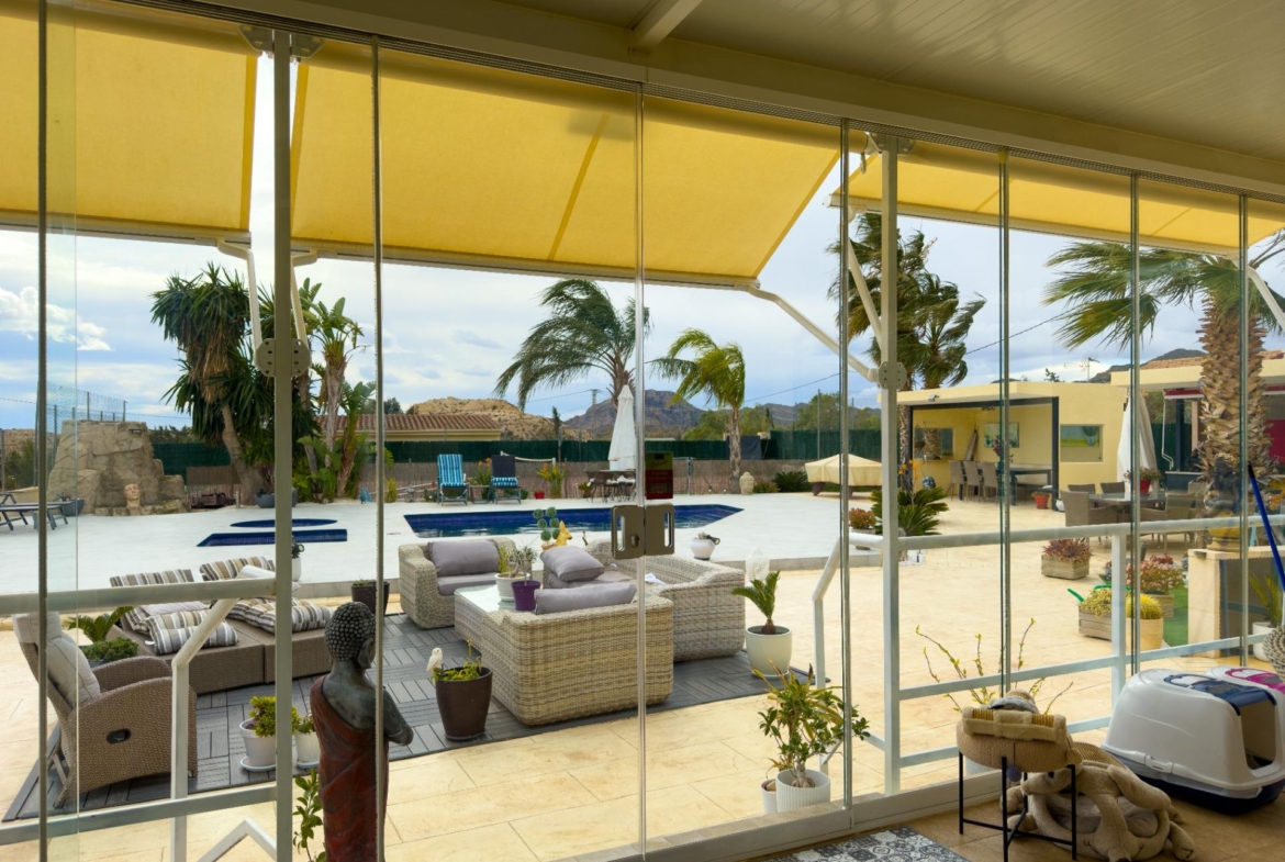 Spacious recently renovated villa with 3,600 m2 of plot and private pool