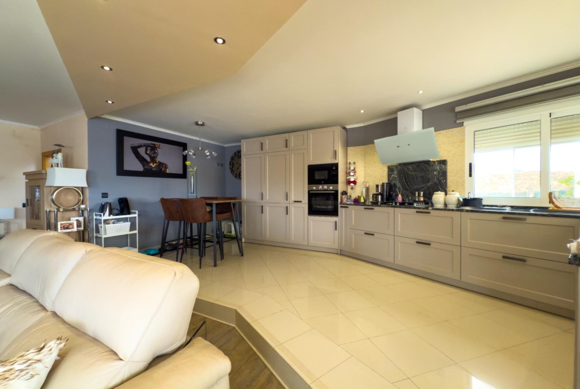 Spacious recently renovated villa with 3,600 m2 of plot and private pool