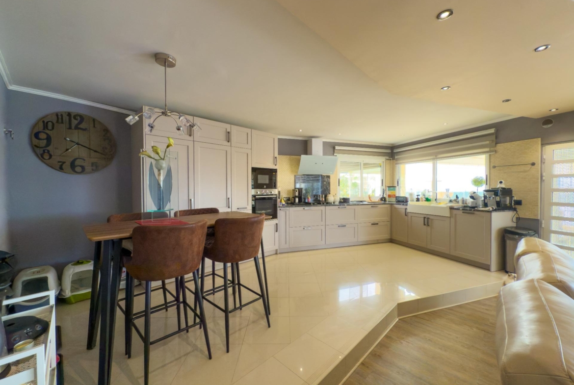 Spacious recently renovated villa with 3,600 m2 of plot and private pool