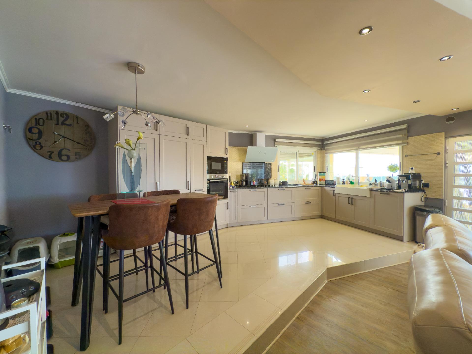 Spacious recently renovated villa with 3,600 m2 of plot and private pool