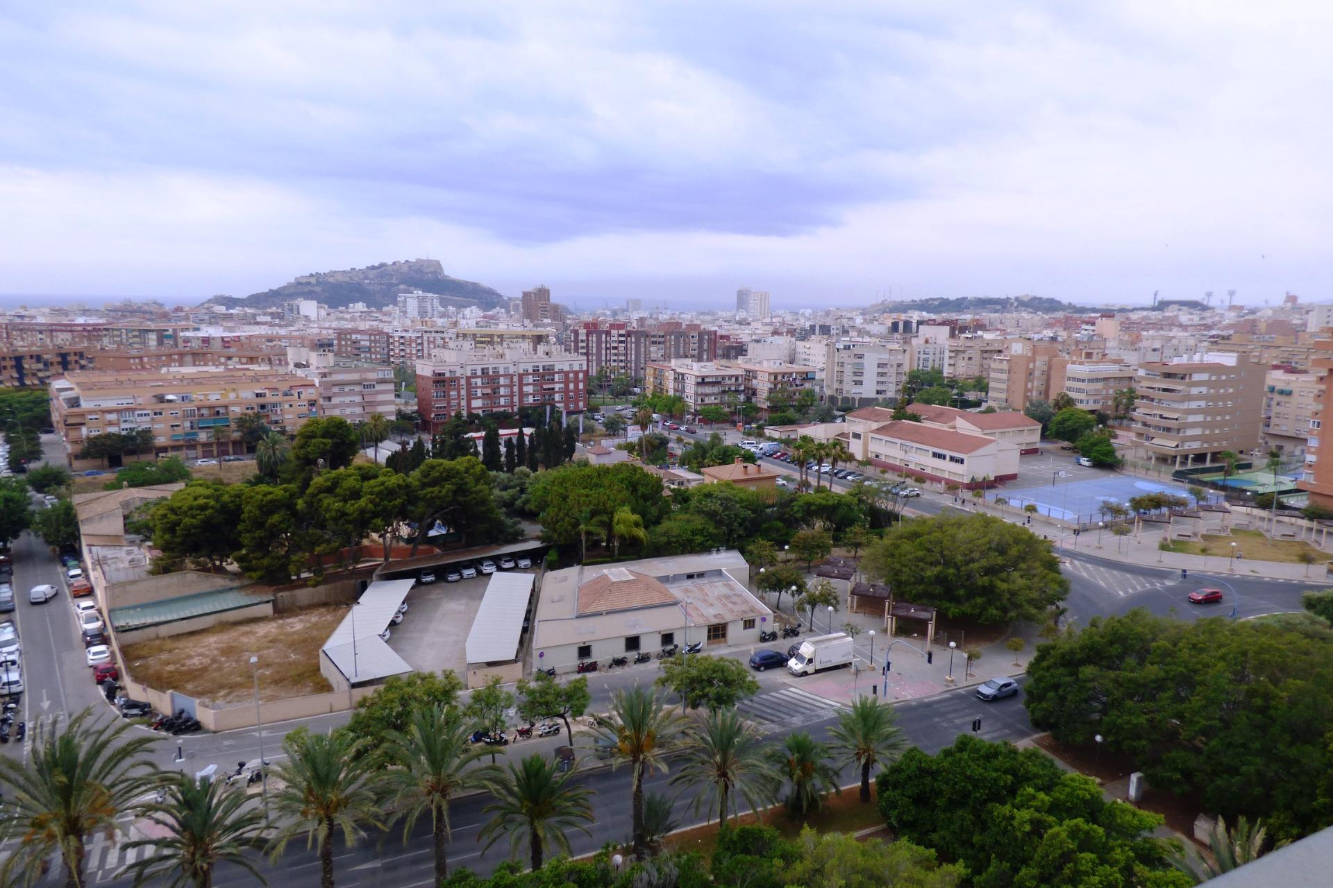Excepcional ático con Espectaculares Vistas al Mar y al Castillo de Santa Bárbara