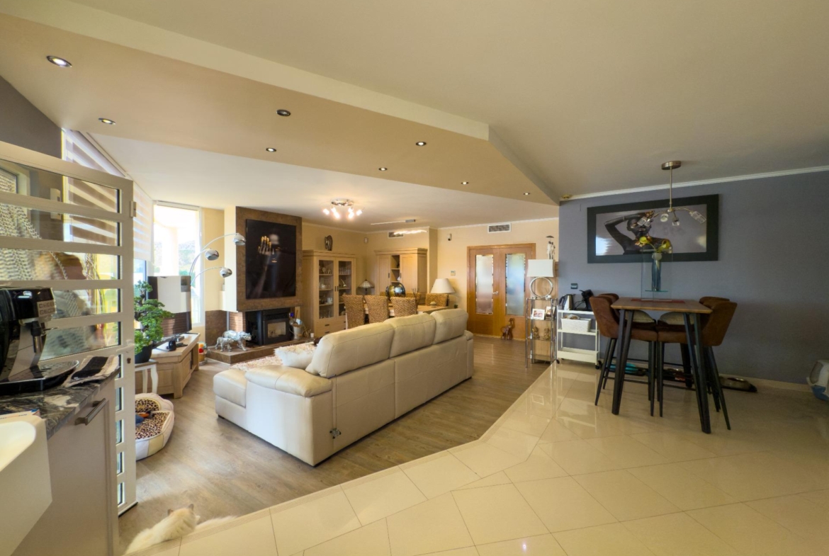 Spacious recently renovated villa with 3,600 m2 of plot and private pool