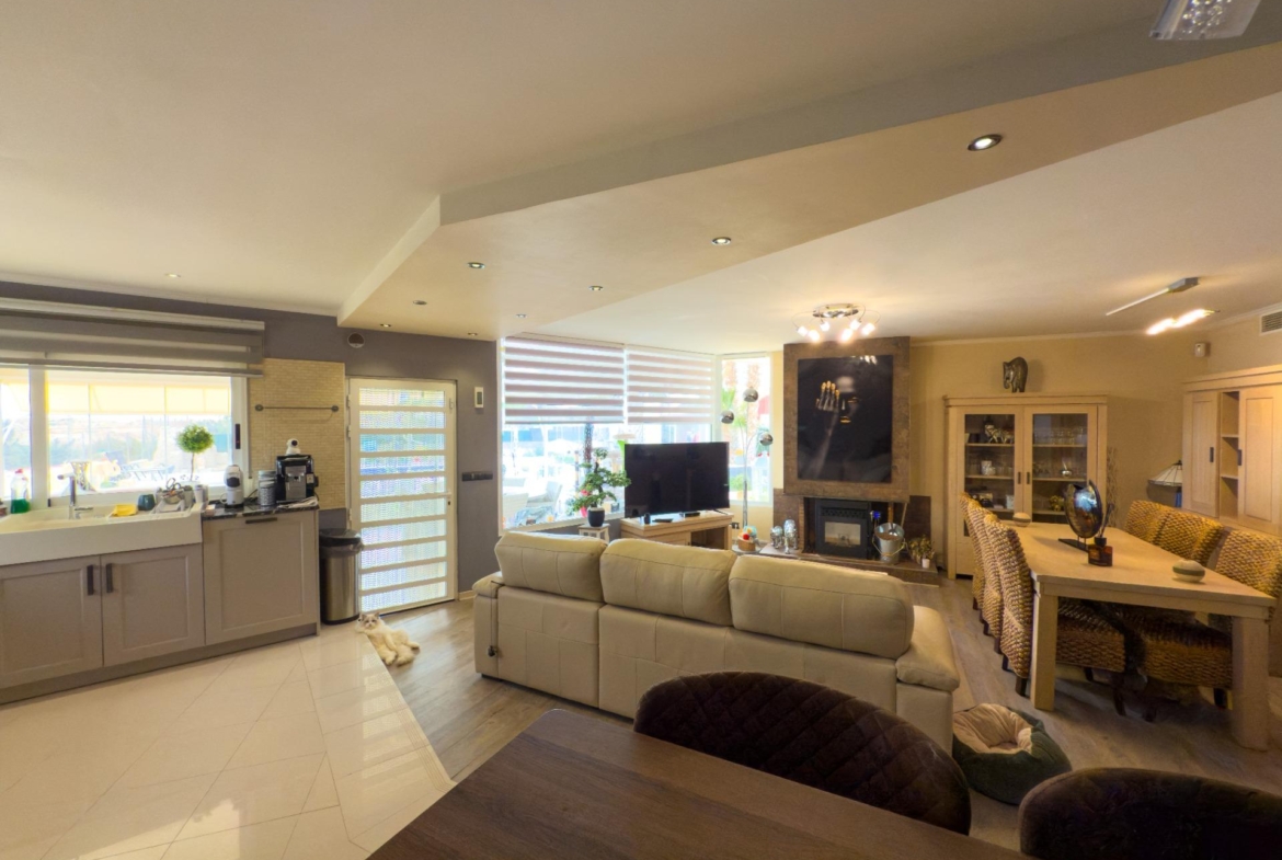 Spacious recently renovated villa with 3,600 m2 of plot and private pool