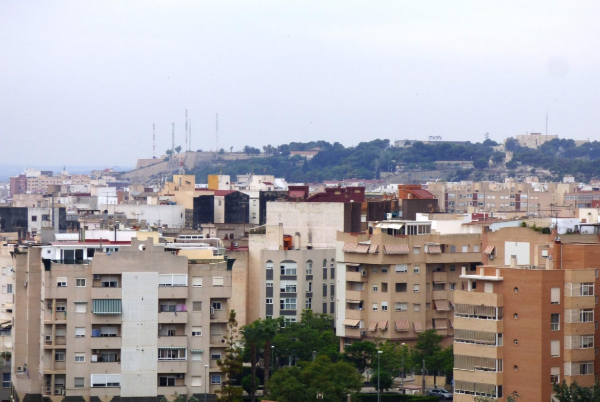 Excepcional ático con Espectaculares Vistas al Mar y al Castillo de Santa Bárbara