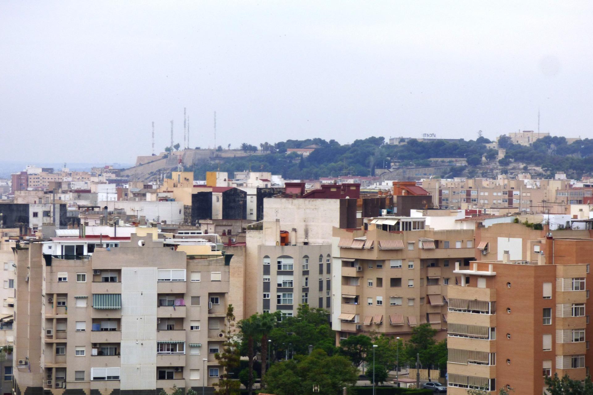 Excepcional ático con Espectaculares Vistas al Mar y al Castillo de Santa Bárbara