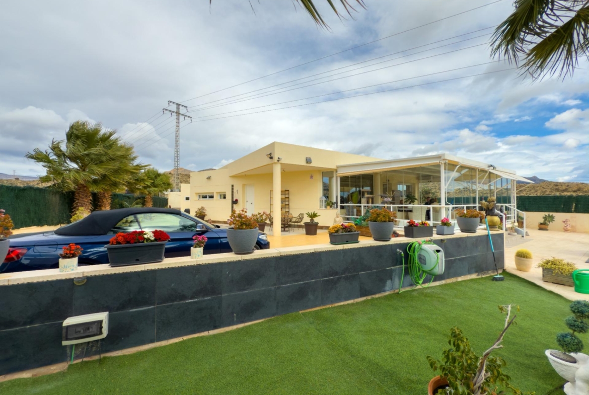 Spacious recently renovated villa with 3,600 m2 of plot and private pool